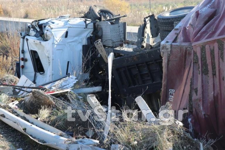 Ανατράπηκε νταλίκα στην Εθνική – Από θαύμα ζει ο οδηγός – Σοκαριστικές εικόνες